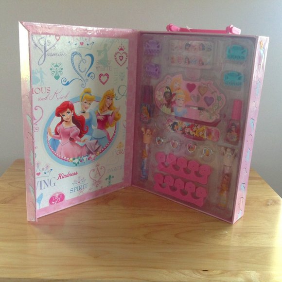 Brand New Girls Disney 28 Pieces Cosmetic Set - Picture 1 of 2